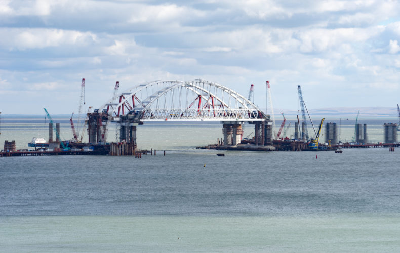 Крымский мост запустят в мае