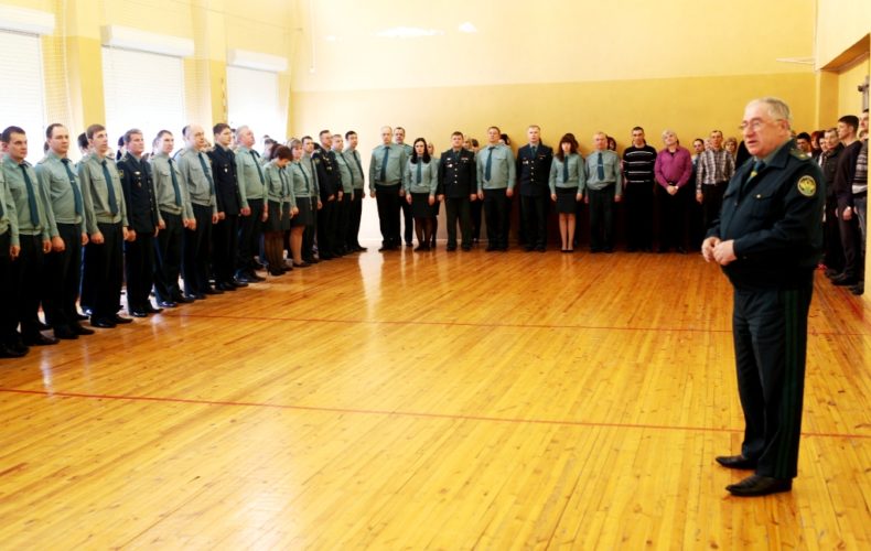 Саратовские таможенники почтили память погибших в Кемерово минутой молчания