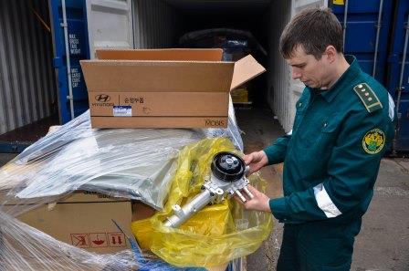 Более 3 тонн незадекларированных автомобильных запчастей задержала Владивостокская таможня