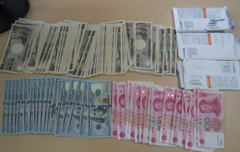 Незадекларированные доллары, йены и юани выявили сахалинские таможенники