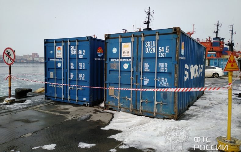 Владивостокские таможенники обнаружили в двух контейнерах из Китая более 40 тонн огнеупорных материалов с превышением радиационного фона в 25 раз