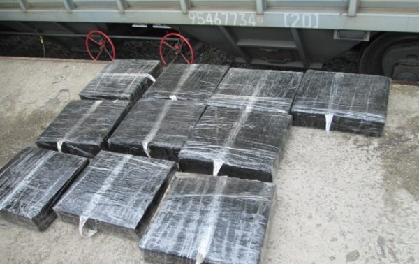 Пять тысяч пачек контрабандных сигарет обнаружены в вагонах с кормовыми добавками на российско-латвийской границе