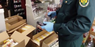 Астраханские таможенники предотвратили незаконную продажу 3 779 пачек сигарет и кальянного табака