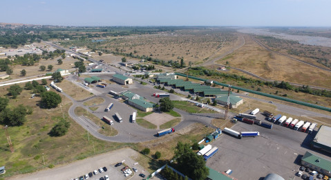 Более чем в два раза превышена пропускная способность грузовых автомобилей на границе между Россией и Азербайджаном