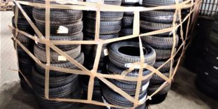 В астраханском магазине таможенники выявили незаконно реализуемые шины