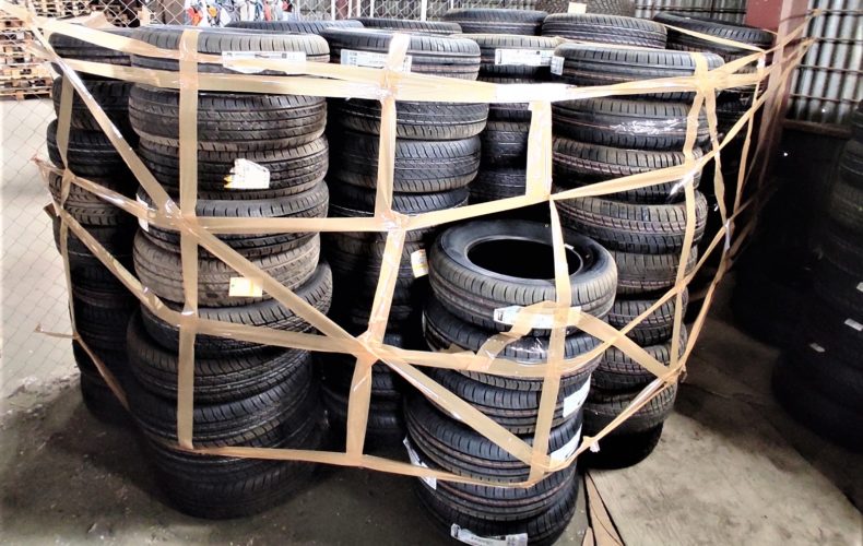 В астраханском магазине таможенники выявили незаконно реализуемые шины