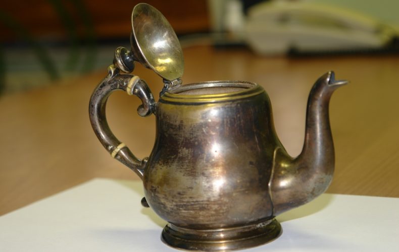 Белгородские таможенники предотвратили незаконный ввоз коллекционного чайника