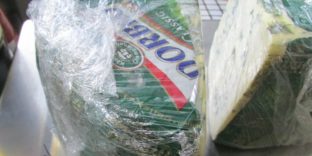 Таможенники изъяли из магазинов Кемерова и Томска около 80 кг нелегальных продуктов питания