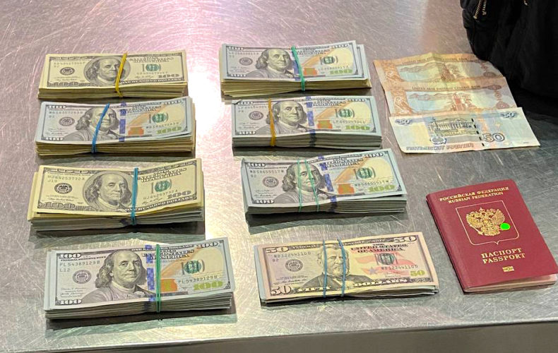 Более 60 тысяч незадекларированных долларов США обнаружили у пассажирки домодедовские таможенники