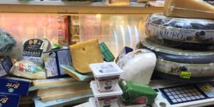 На одном из столичных рынков таможенники обнаружили около 150 кг санкционного сыра
