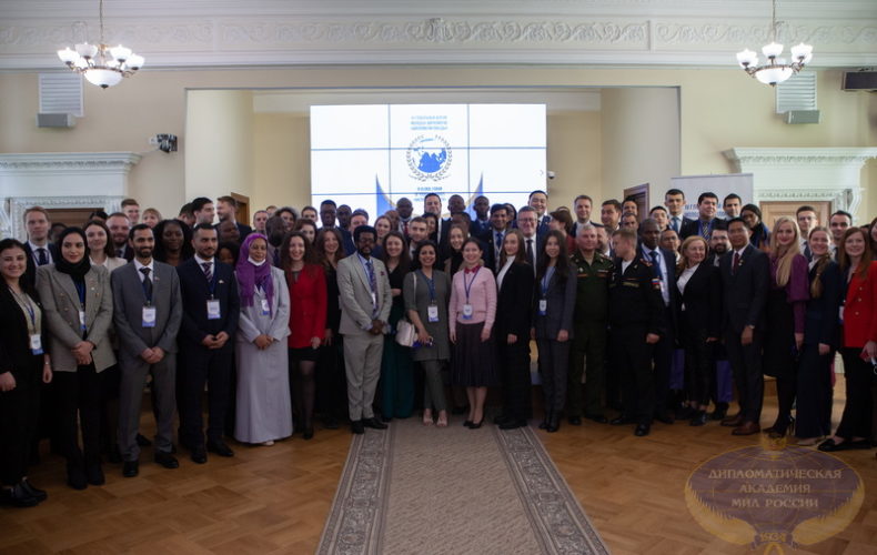 Молодые дипломаты мира вместе помогают сохранять память о Великой Отечественной войне