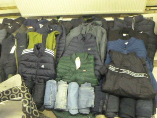 Ростовские таможенники на МАПП Гуково выявили незадекларированную одежду, смартфоны и часы