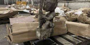 Балтийские таможенники обнаружили в порту старинные индонезийские статуи и маски