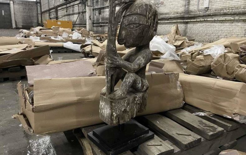 Балтийские таможенники обнаружили в порту старинные индонезийские статуи и маски