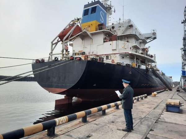 Выборгские таможенники оформили первое судно с зерном в новом специализированном терминале морского порта Высоцк